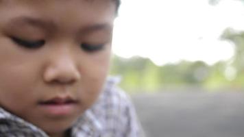 porträtt av ledsen pojke med dåliga känslor och dåliga känslor. video