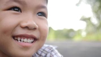 Nahaufnahme kleiner Junge lacht und lächelt, nachdem er eine Witzgeschichte gehört hat video