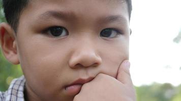 retrato de menino triste com emoções ruins e sentimentos ruins. video