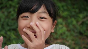 niña está muy sorprendida emoción video