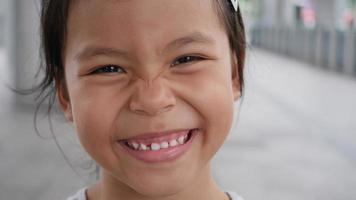 close-up portret meisje lachen na het horen van grap verhaal video