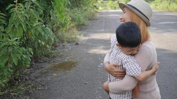 gelukkige familie moeder haar zoon knuffelen video