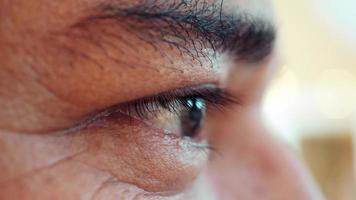 close-up do olho do homem video