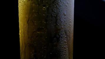 La cerveza se vierte en un vaso con espuma deslizándose por el lado del vaso de cerveza video