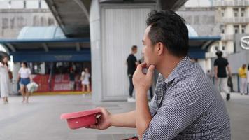 Tourists were stolen money, he begging on street for charity video