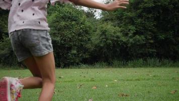 slow motion, gelukkig klein meisje rennen en glimlachen in het park video