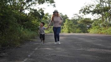 rallentatore, madre e suo figlio che corrono in strada video