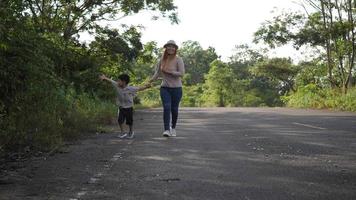 cámara lenta, madre y su hijo corriendo en la calle