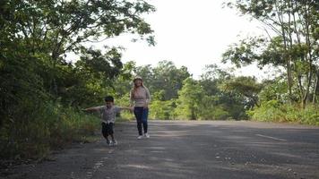 cámara lenta, madre y su hijo corriendo en la calle