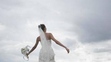 Ralenti de la mariée de mariage heureux amusant de marcher et courir dans le parc video