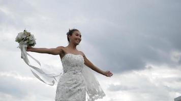 slow motion van bruiloft bruid gelukkig plezier wandelen en rennen in het park video
