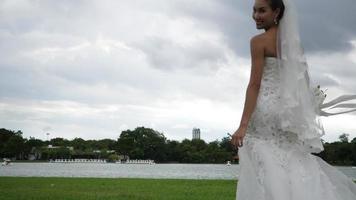 Cámara lenta de la novia de la boda feliz diversión caminando y corriendo en el parque