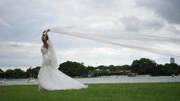 Ralenti de la mariée de mariage heureux amusant de marcher et courir dans le parc video