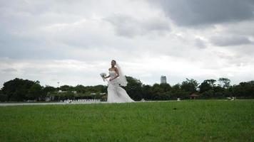 Cámara lenta de la novia de la boda feliz diversión caminando y corriendo en el parque video
