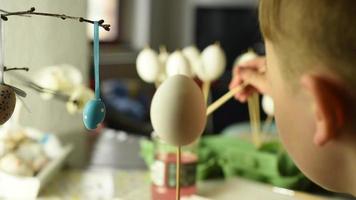 criança pintando ovos de páscoa video