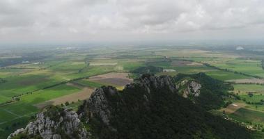 vista aerea volando sopra la montagna in thailandia video