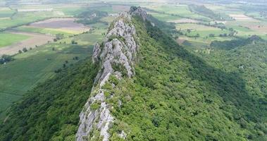 Luftaufnahme, die über Berg in Thailand fliegt video