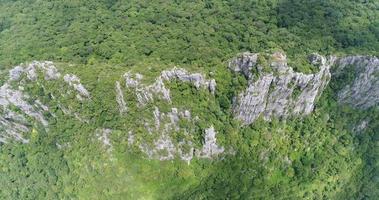 vista aérea sobrevoando a montanha na tailândia video