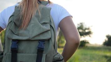 Senderismo mujer trekking con mochila caminando en el bosque