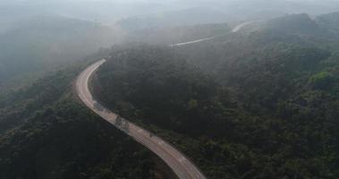 vista aérea da estrada rural na floresta video