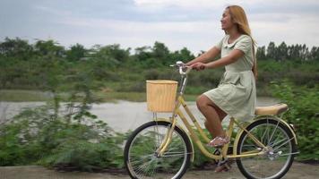 kvinna som cyklar i parken video