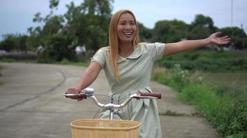 mujer en bicicleta en el parque video