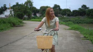 Frau, die Fahrrad im Park fährt video