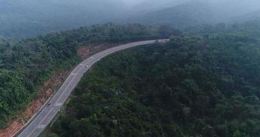 vista aérea da estrada rural na floresta video