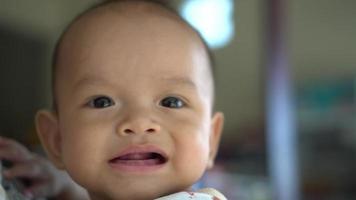 gelukkig close-up pasgeboren baby met een jonge moeder video