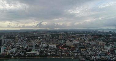 vista aérea sobrevoando a praia de Pattaya na Tailândia video