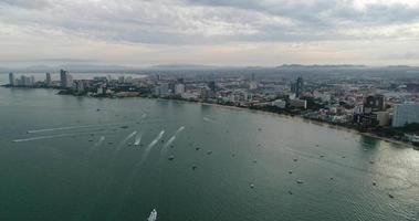 vista aérea sobrevoando a praia de Pattaya na Tailândia video