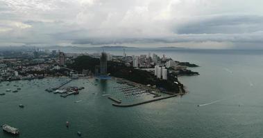 Luftaufnahme, die über Pattaya Strand in Thailand fliegt video