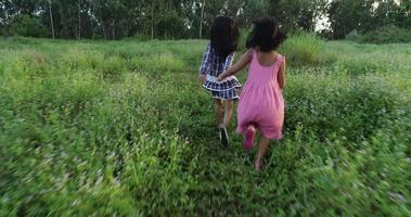 dos niñas corriendo por el parque