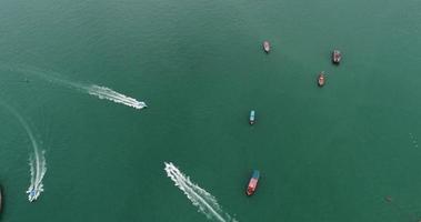 luchtfoto van speedboten op de zee in de buurt van strandstad video