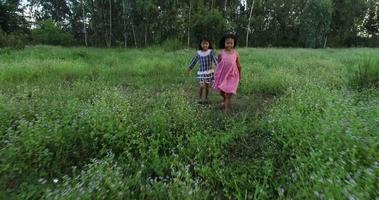 twee kleine meisjes die rond het park rennen, vriendschapsconcept video