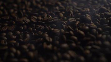 torréfaction de grains de café et fumée video