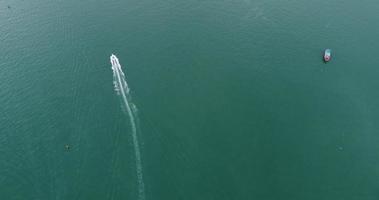 luchtfoto van speedboten op de zee in de buurt van strandstad video