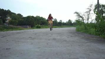 een actieve vrouw die traint door met haar fiets in het park te rijden video