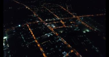 Une vue aérienne survolant une ville de Thaïlande la nuit video