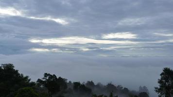 timelapse van prachtige bergen gevuld met mist. video