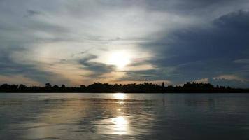 timelapse du lac avec coucher de soleil nuageux video