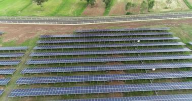 vista aerea della fattoria di celle solari video