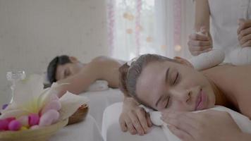 bela jovem recebendo massagem tailandesa video