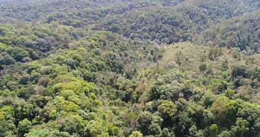 survol aérien de belles montagnes thaïlande video