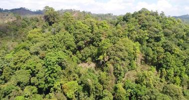 Luftflug durch wunderschöne Berge nördlich von Thailand video