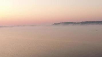 Vue aérienne d'hélicoptère volant pendant le magnifique coucher de soleil en Allemagne video