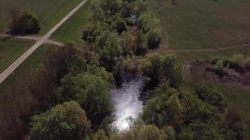 drone voando acima de árvores e poços de água em 4k video