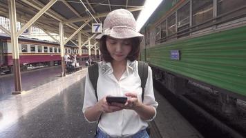 Zeitlupe - Reisende Backpacker asiatische Frau reisen in Bangkok, Thailand. video