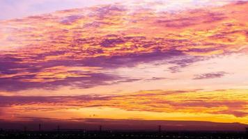 time lapse soluppgång med molnig blå och gul himmel video