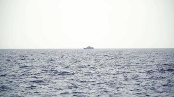 yacht naviguant sur la mer ouverte. bateau à voile. yacht de drone. vidéo de plaisance. yacht d'en haut. voilier de drone. vidéo de voile
